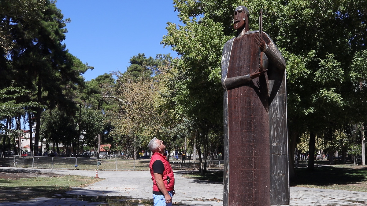Iordanis under the Orfeas sculpture by Papagiannis