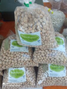 One-kilogram bags of dried chickpeas labelled Όσπρια Κορινού.