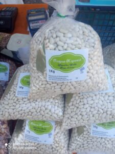 Bags of white fine beans with Όσπρια Κορινού labels and a Greek product marking.