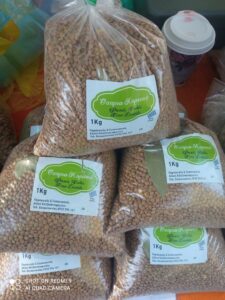 One-kilogram bags of fine lentils with Όσπρια Κορινού product labels.