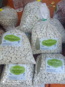Bags of white plate beans labelled Όσπρια Κορινού.