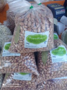 Bags of pink and cream speckled red mullets beans with Όσπρια Κορινού labels.