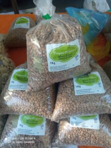 Bags of thick lentils labelled Όσπρια Κορινού.